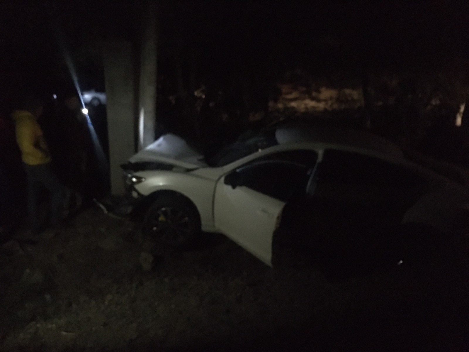 Вночі трапилась жахлива ДТП: автівка розбита, водія та пасажирів забрала "швидка" Вночі трапилась жахлива ДТП: автівка розбита, водія та пасажирів забрала "швидка"