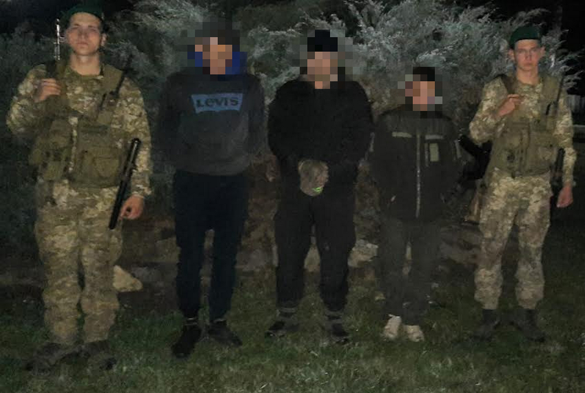 Прикордонники затримали "пачкарів" Прикордонники затримали "пачкарів"