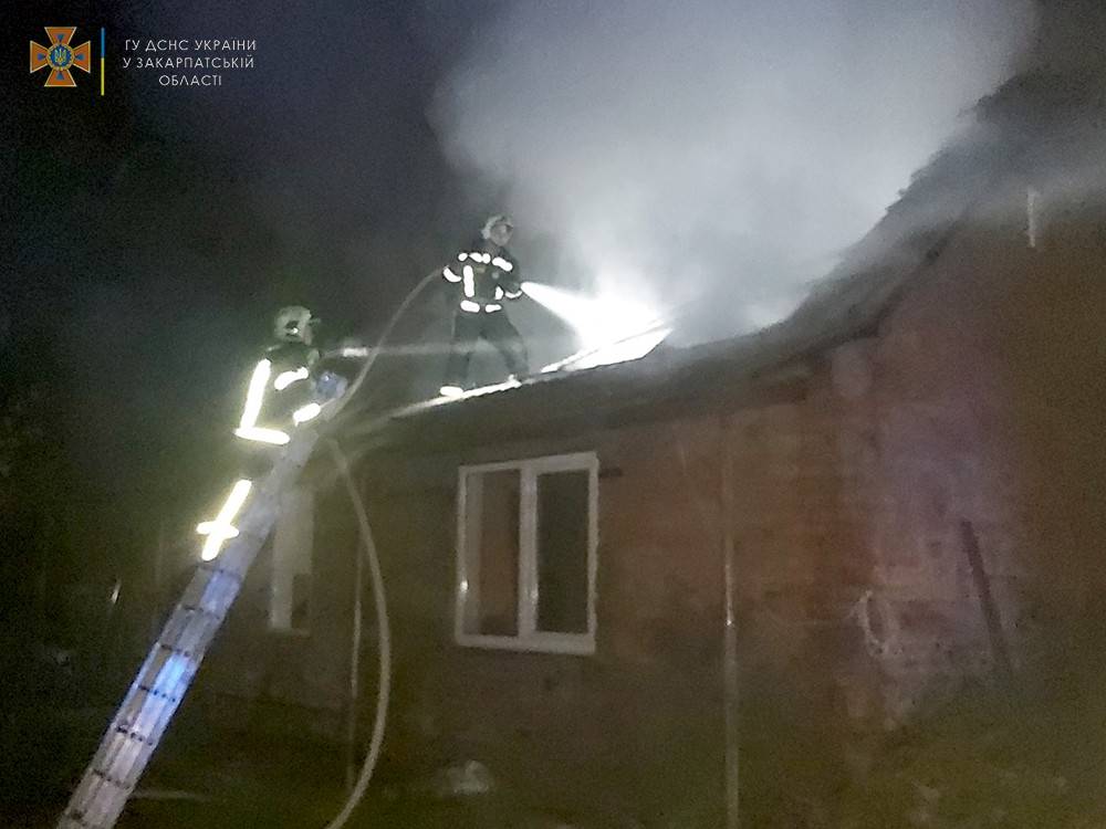 Вночі на Тячівщині загорівся будинок
