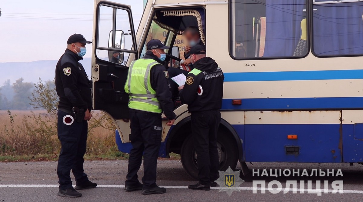 На Закарпатті поліція перевіряє наявність COVID-сертифікатів у пасажирів автобусів