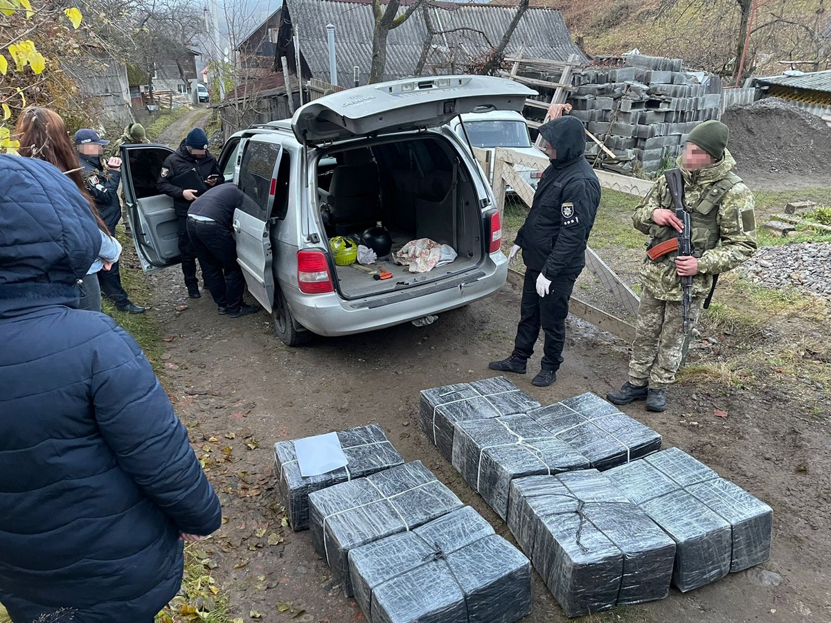 Водій, побачивши правоохоронців, покинув свою євробляху і втік Водій, побачивши правоохоронців, покинув свою євробляху і втік