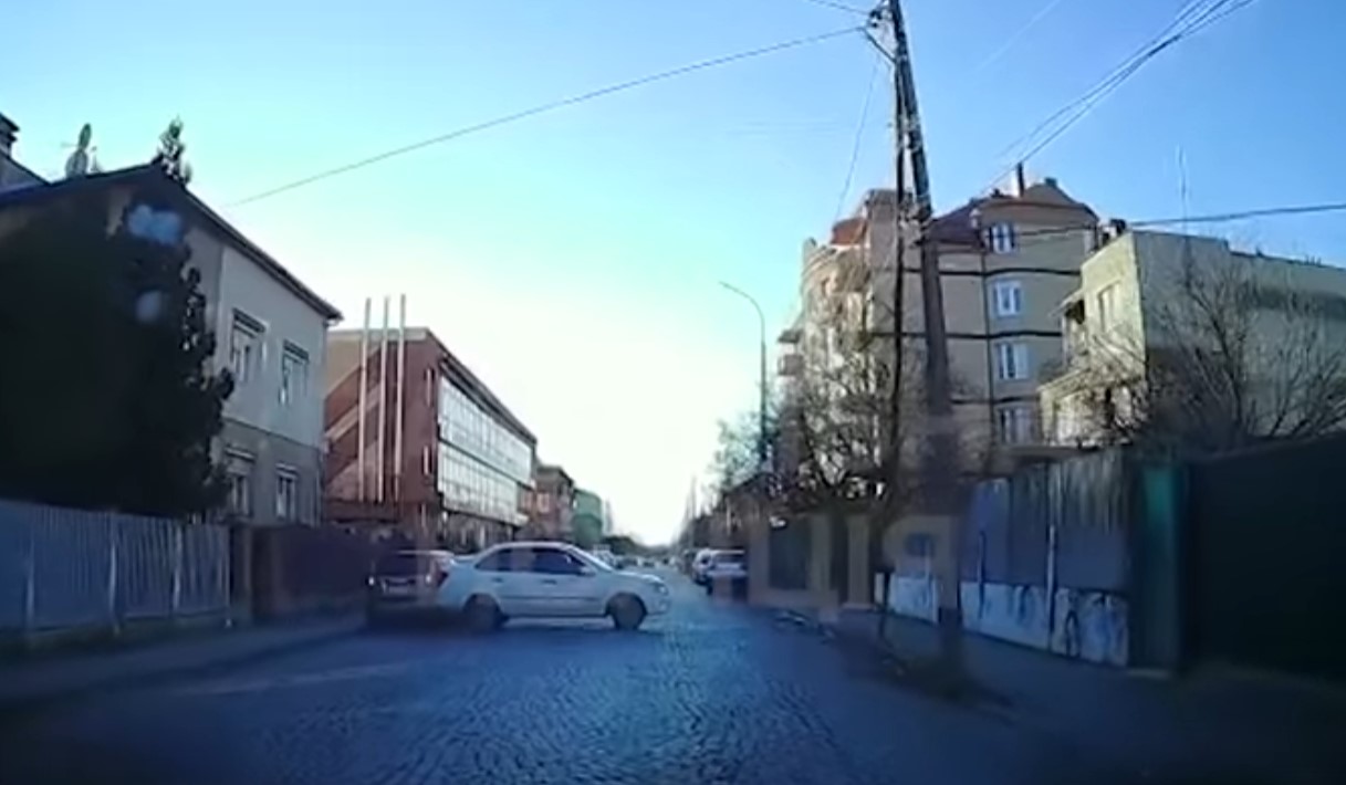 У Мукачеві зняли на відео, як водій скоїв ДТП та залишив місце аварії