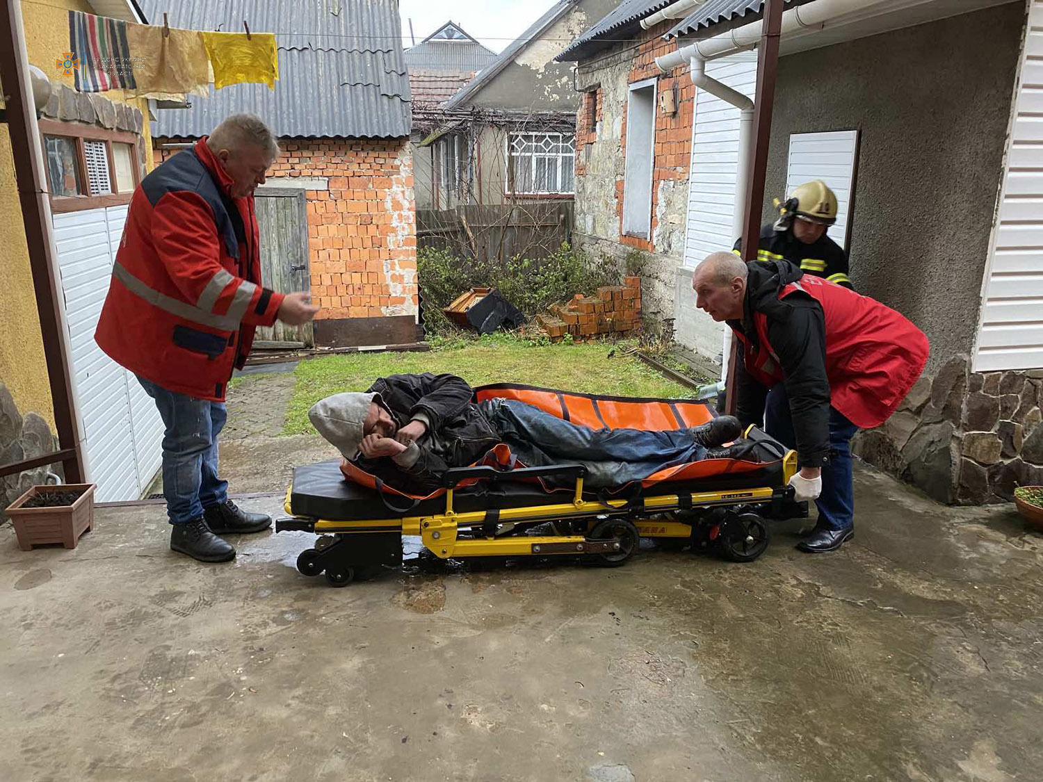 Зранку на Закарпатті рятувальники кинулись допомагати чоловіку: що трапилось