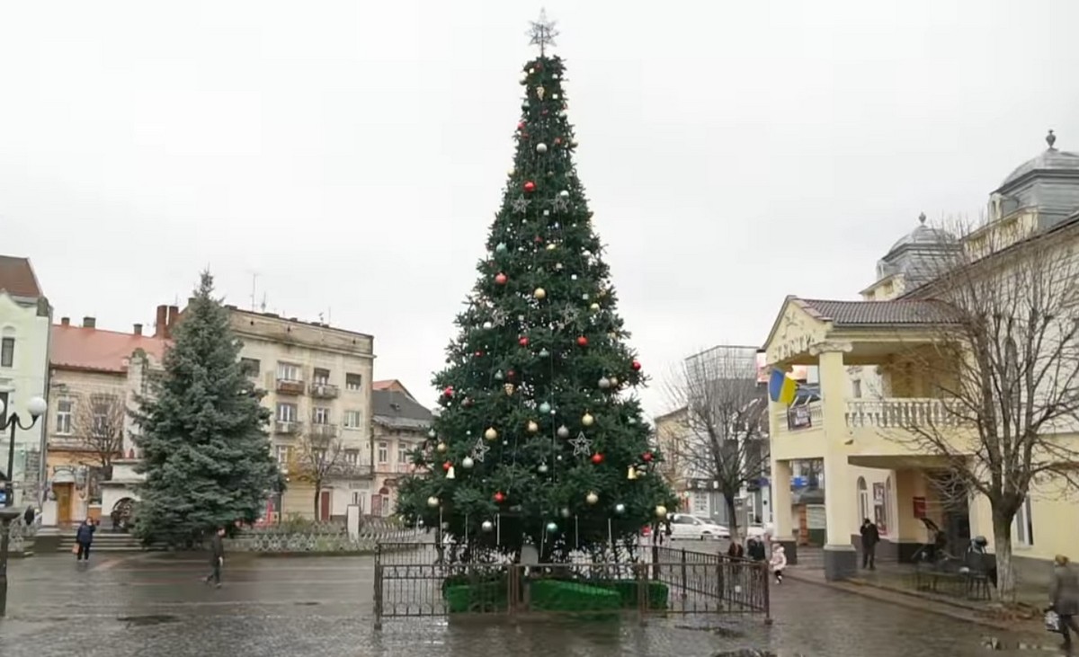 Опубліковано відео, як виглядає прибрана головна новорічна ялинка Мукачева
