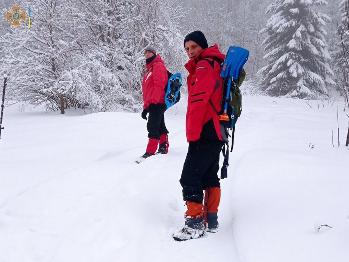 Рятувальники знайшли снігохід, але туриста на місці не було: нові подробиці пошуку зниклого чоловіка