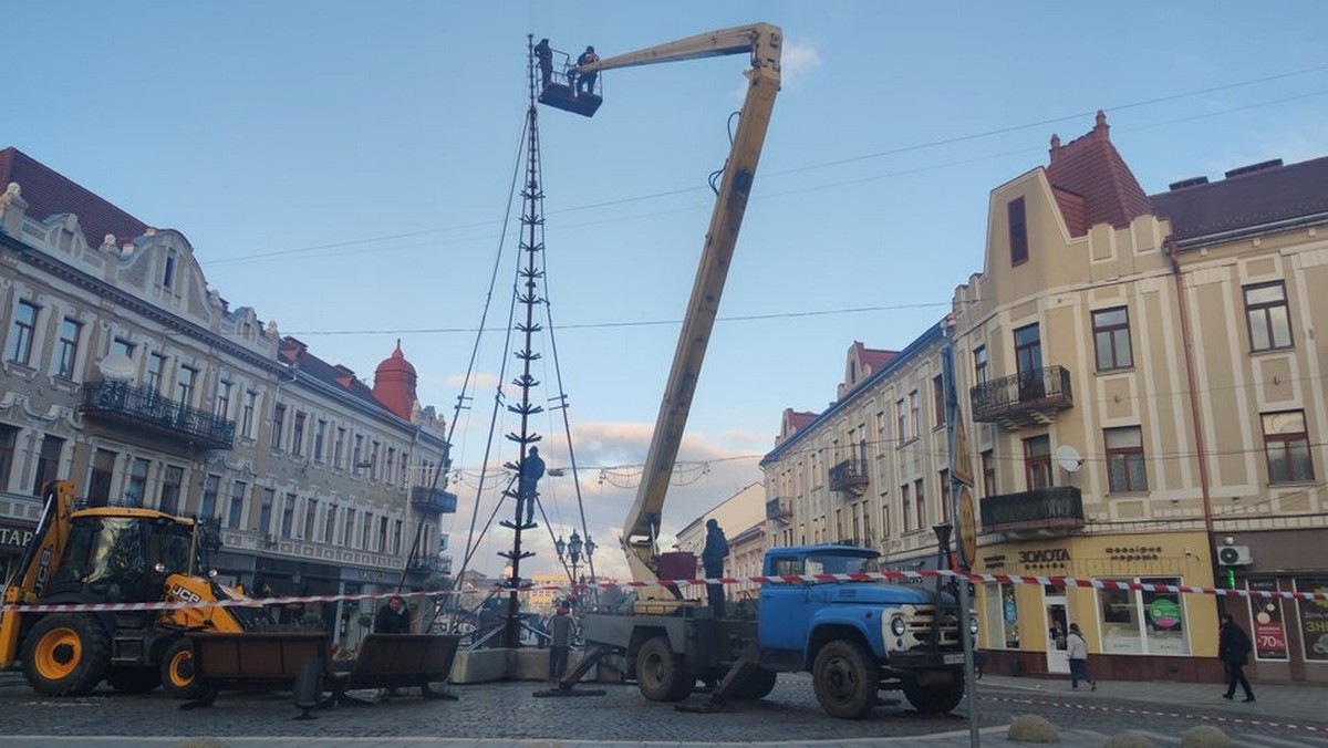В Ужгороді встановлюють 18-метрову штучну ялинку