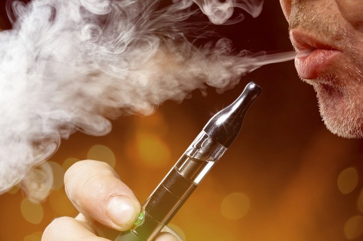 В Україні заборонили паління електронних сигарет у громадських місцях