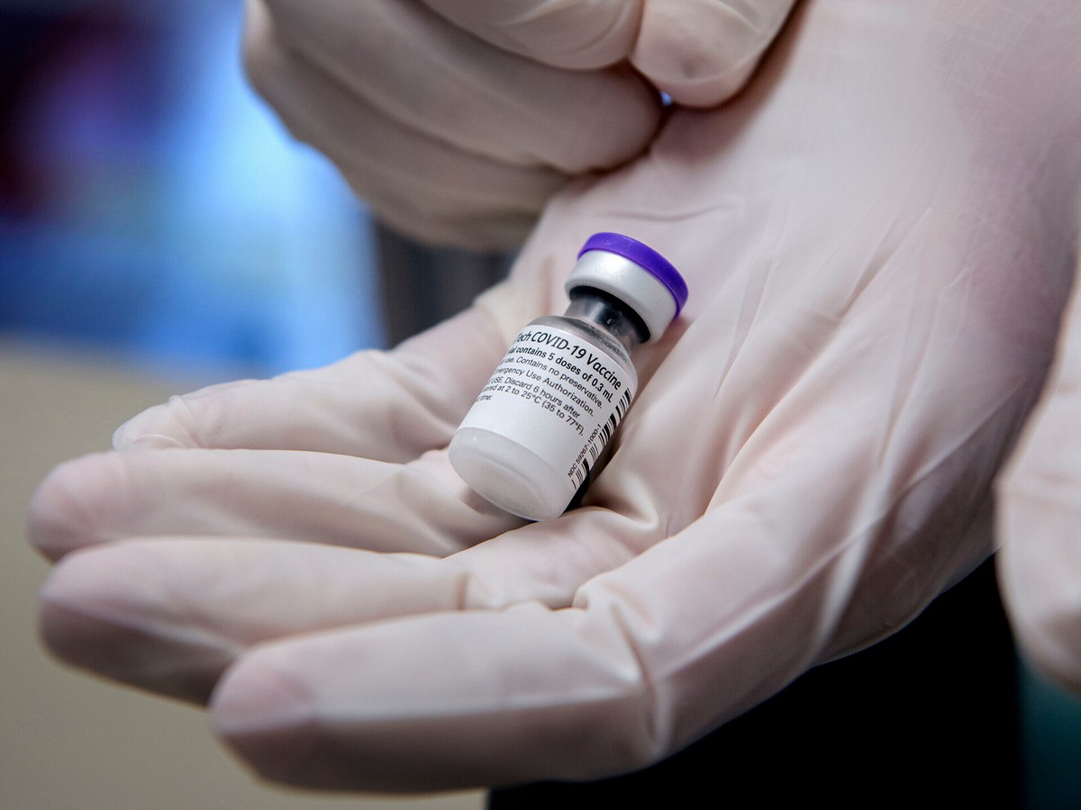 8 закарпатців отримали третю дозу вакцини проти COVID-19