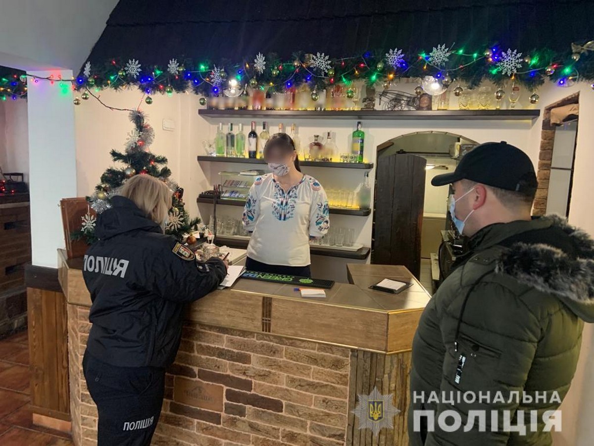 Карантинні перевірки: поліцейські виявляють підроблені сертифікати у працівників закладів харчування Карантинні перевірки: поліцейські виявляють підроблені сертифікати у працівників закладів харчування