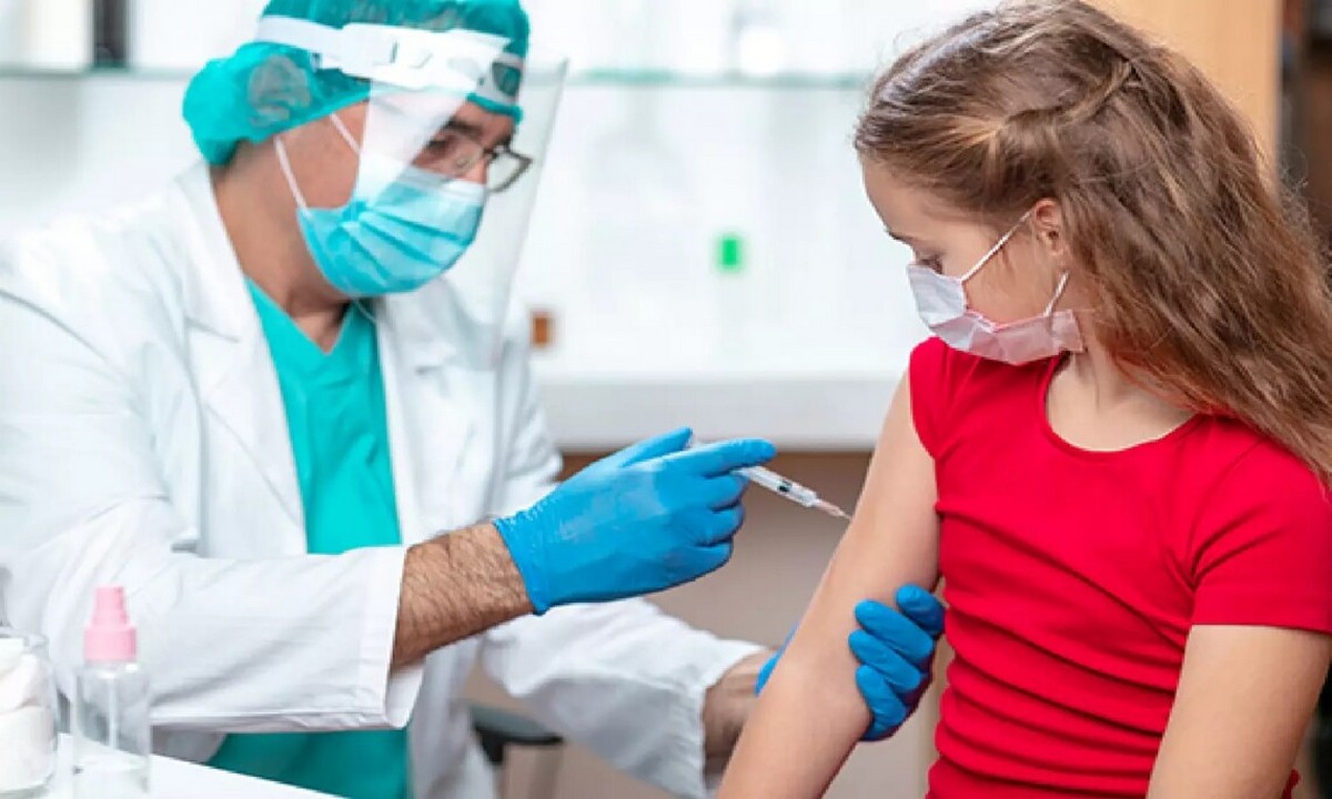На Закарпатті вакцинують дітей від коронавірусу