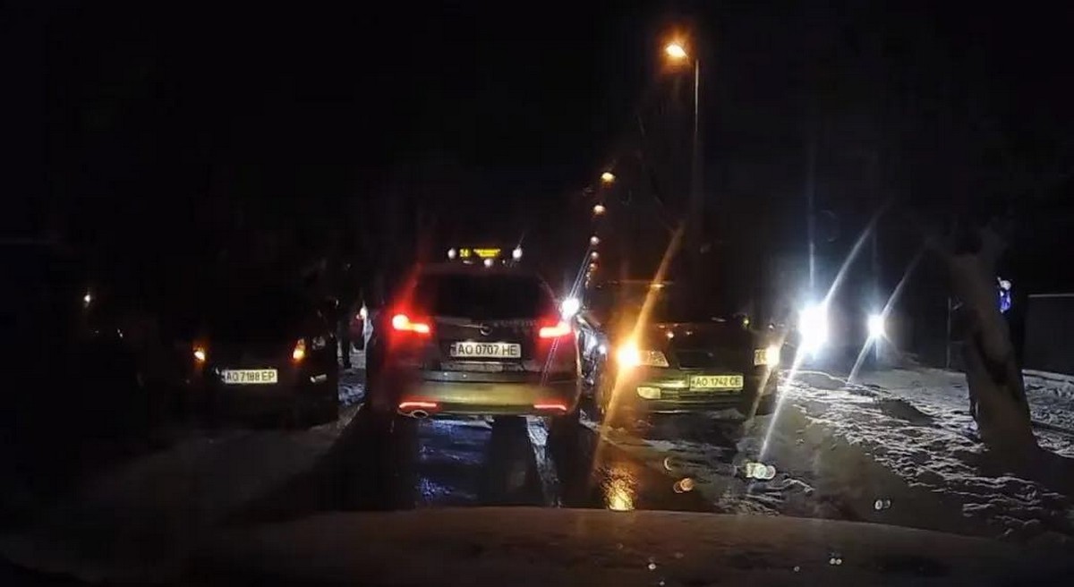 Слизький шлях: в Ужгороді зіткнулось одразу 4 авто Слизький шлях: в Ужгороді зіткнулось одразу 4 авто