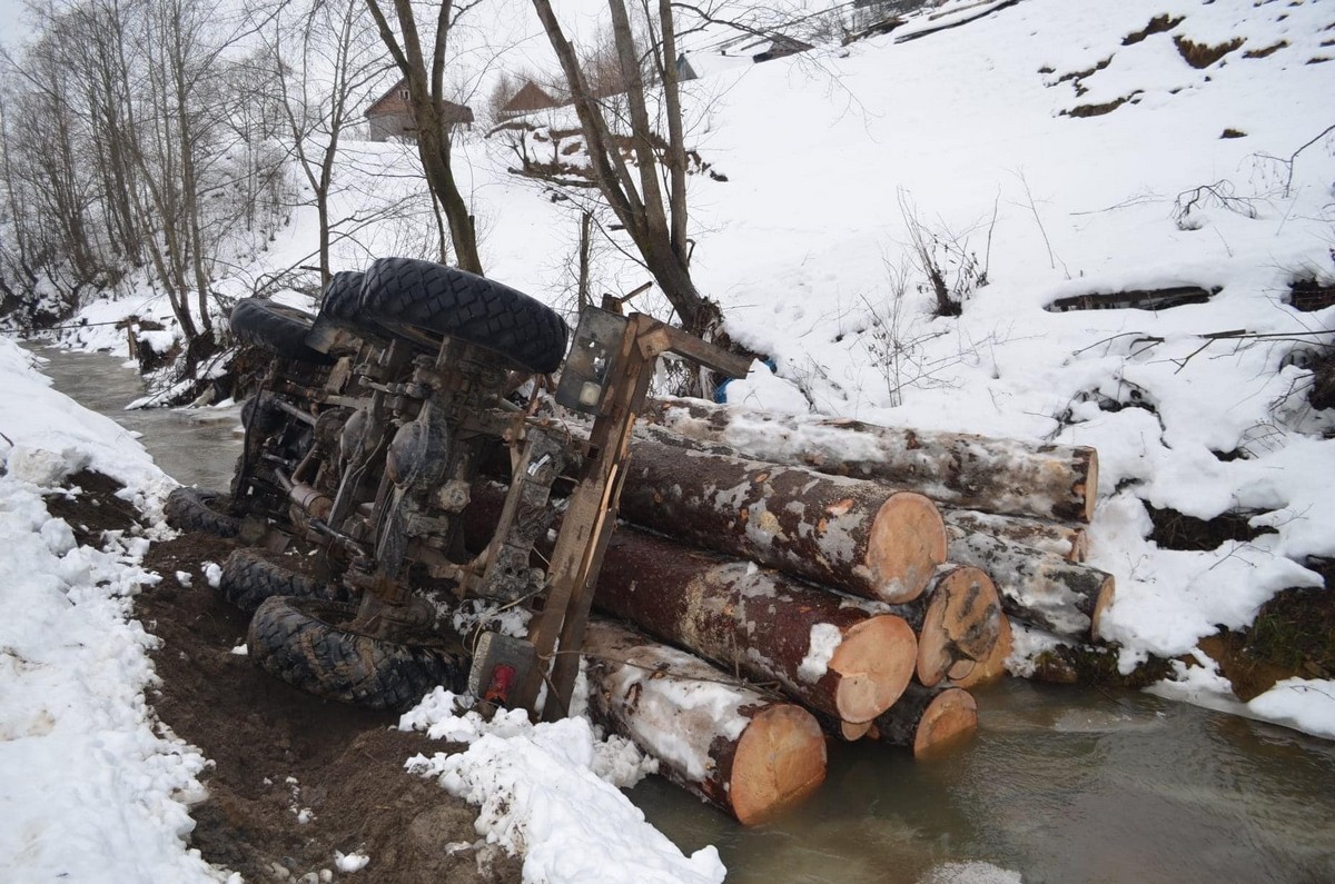 На Закарпатті автовоз із краденою деревиною перекинувся у канаву