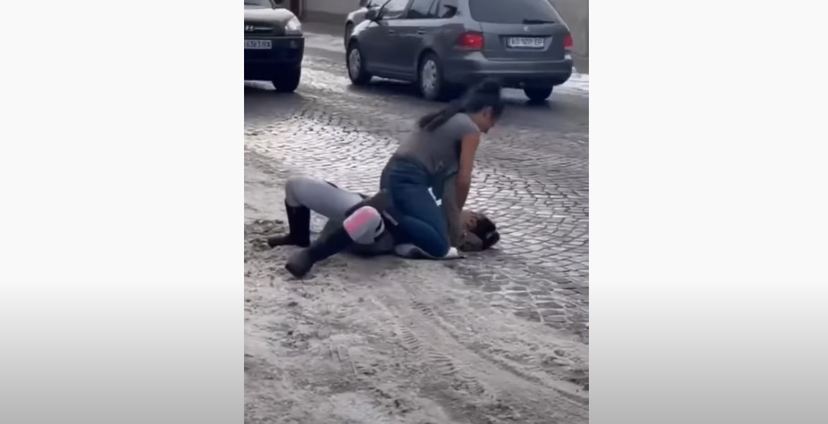 На Закарпатті поширюють відео бійки двох жінок посеред дороги