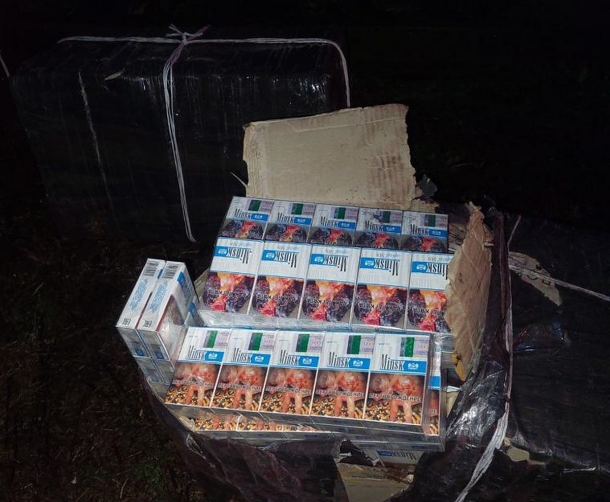 Закарпатські митники відкопали 8600 пачок сигарет