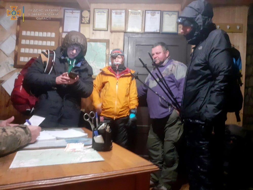 Заблукалих у горах Закарпаття чотирьох туристів з Одеси знайшли Заблукалих у горах Закарпаття чотирьох туристів з Одеси знайшли