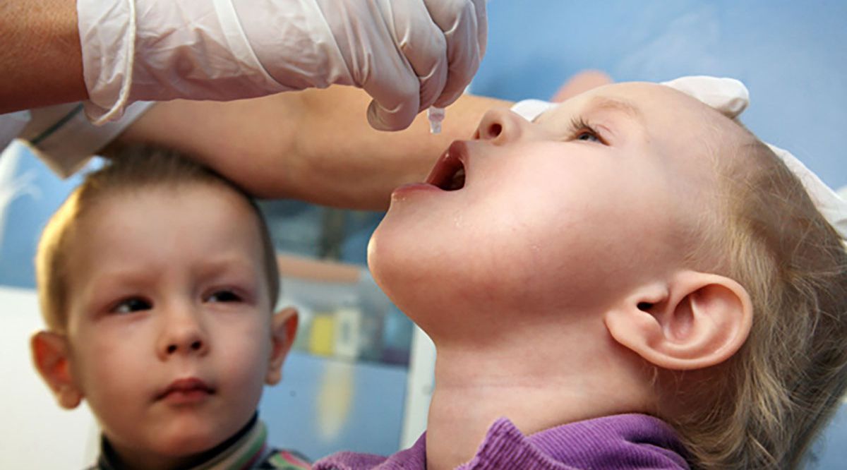 На Закарпатті дітей, які не отримали щеплення від поліомієліту, будуть вакцинувати