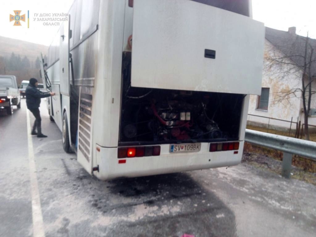 Під час руху в селі на Закарпатті загорівся автобус: у салоні було 50 людей