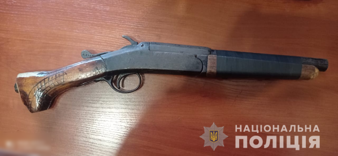 Поліцейські затримали раніше судимого зловмисника на збуті зброї Поліцейські затримали раніше судимого зловмисника на збуті зброї