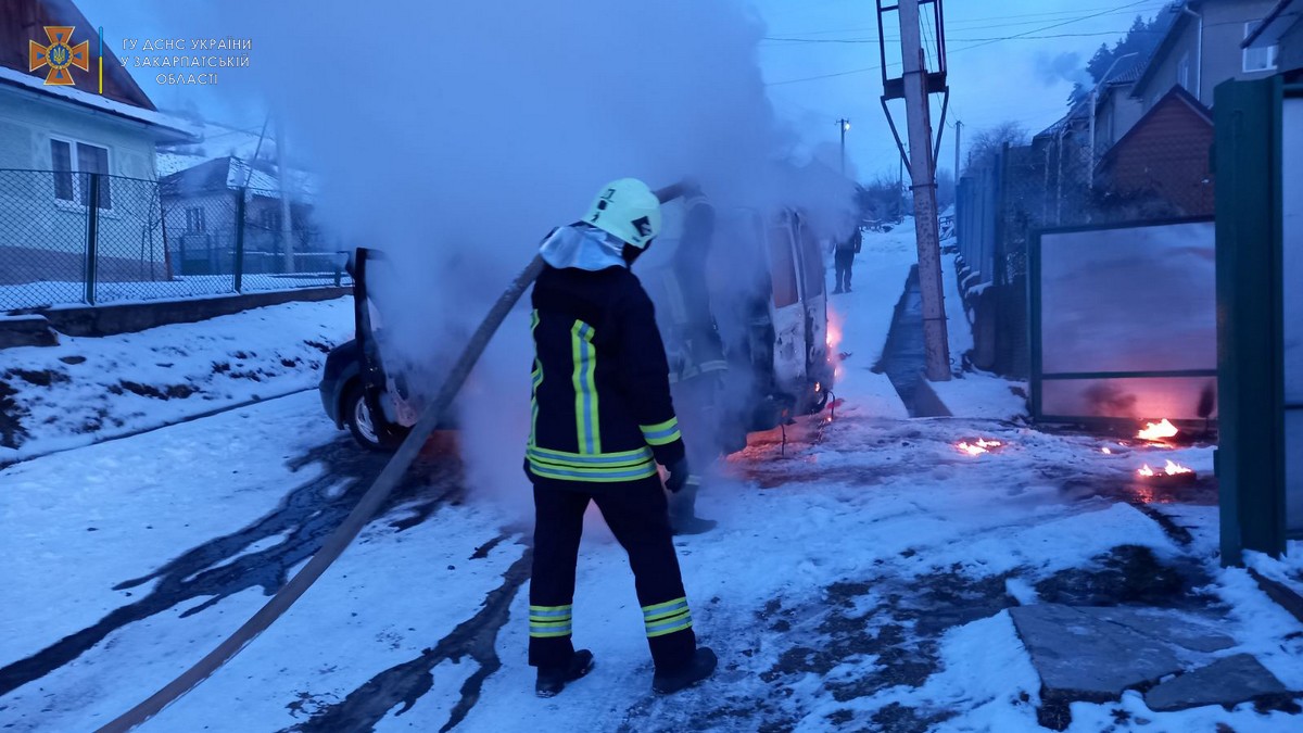 В одному з сіл зранку загорівся автомобіль В одному з сіл зранку загорівся автомобіль