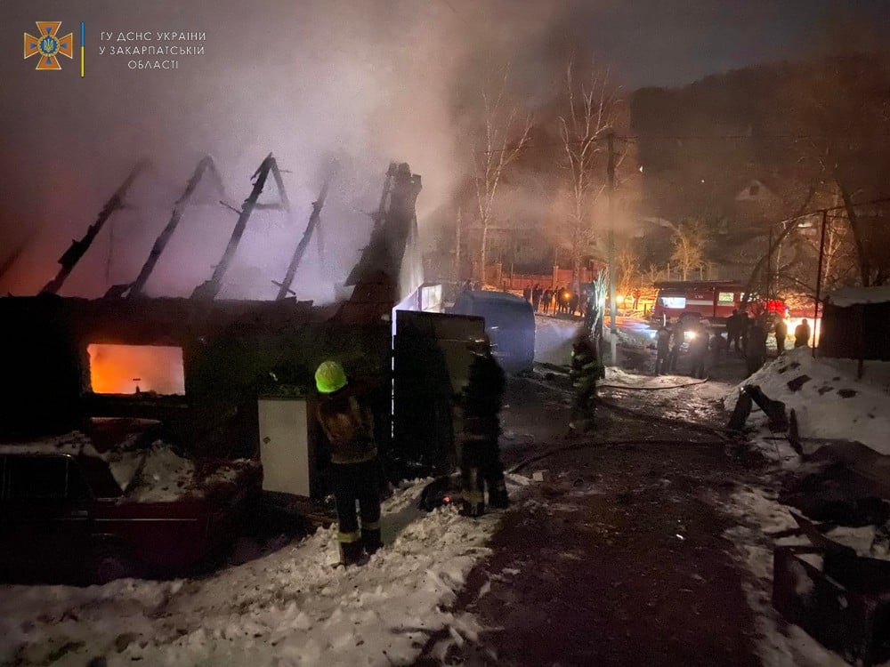 Через зварювальні роботи згорів гараж, авто "Мерседес", мотоцикл та мотоблок Через зварювальні роботи згорів гараж, авто "Мерседес", мотоцикл та мотоблок
