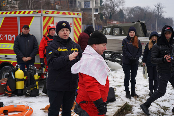 Як безпечно пірнати на Водохреще: рятувальники провели майстер-клас 