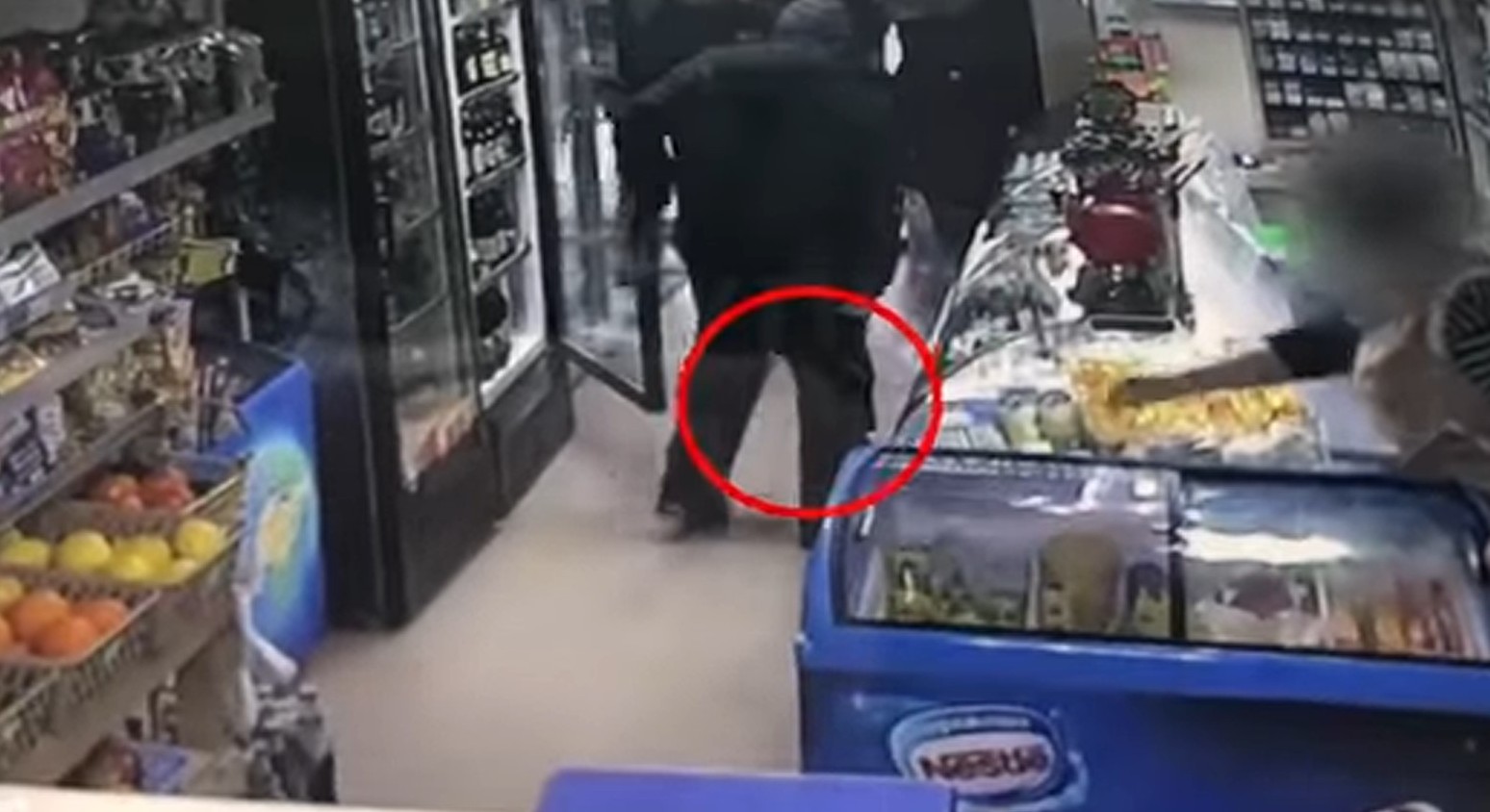 В Ужгороді чоловік прийшов до магазину з предметом, схожим на зброю