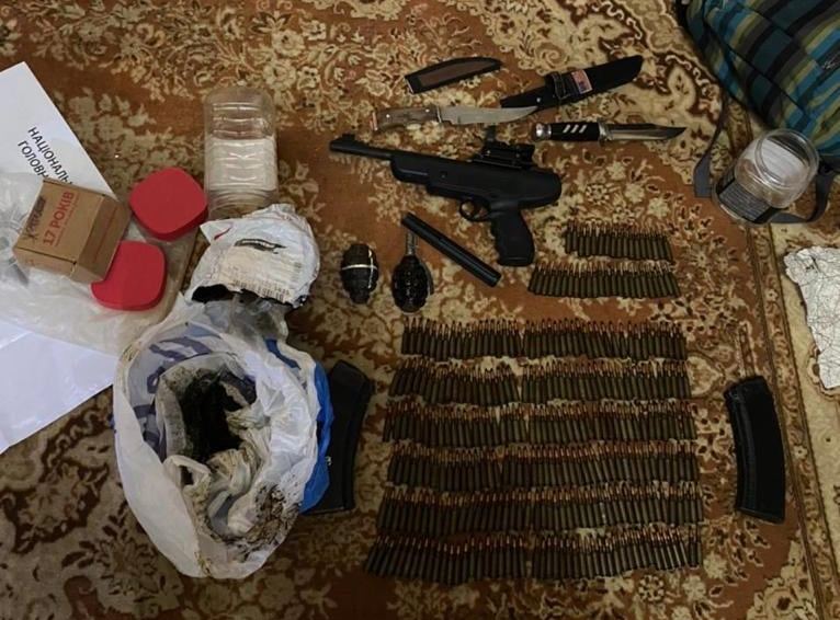 Обшуки в Мукачеві: у двох чоловіків виявили зброю та наркотики