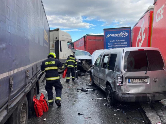 У Чехії сталась масштабна аварія. Зіткнулось майже 40 машин