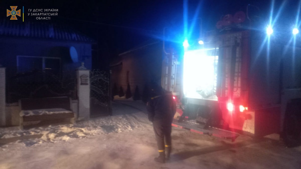 Закарпатець, який ранком йшов на роботу, помітив біду в сусідки та кинувся рятувати Закарпатець, який ранком йшов на роботу, помітив біду в сусідки та кинувся рятувати