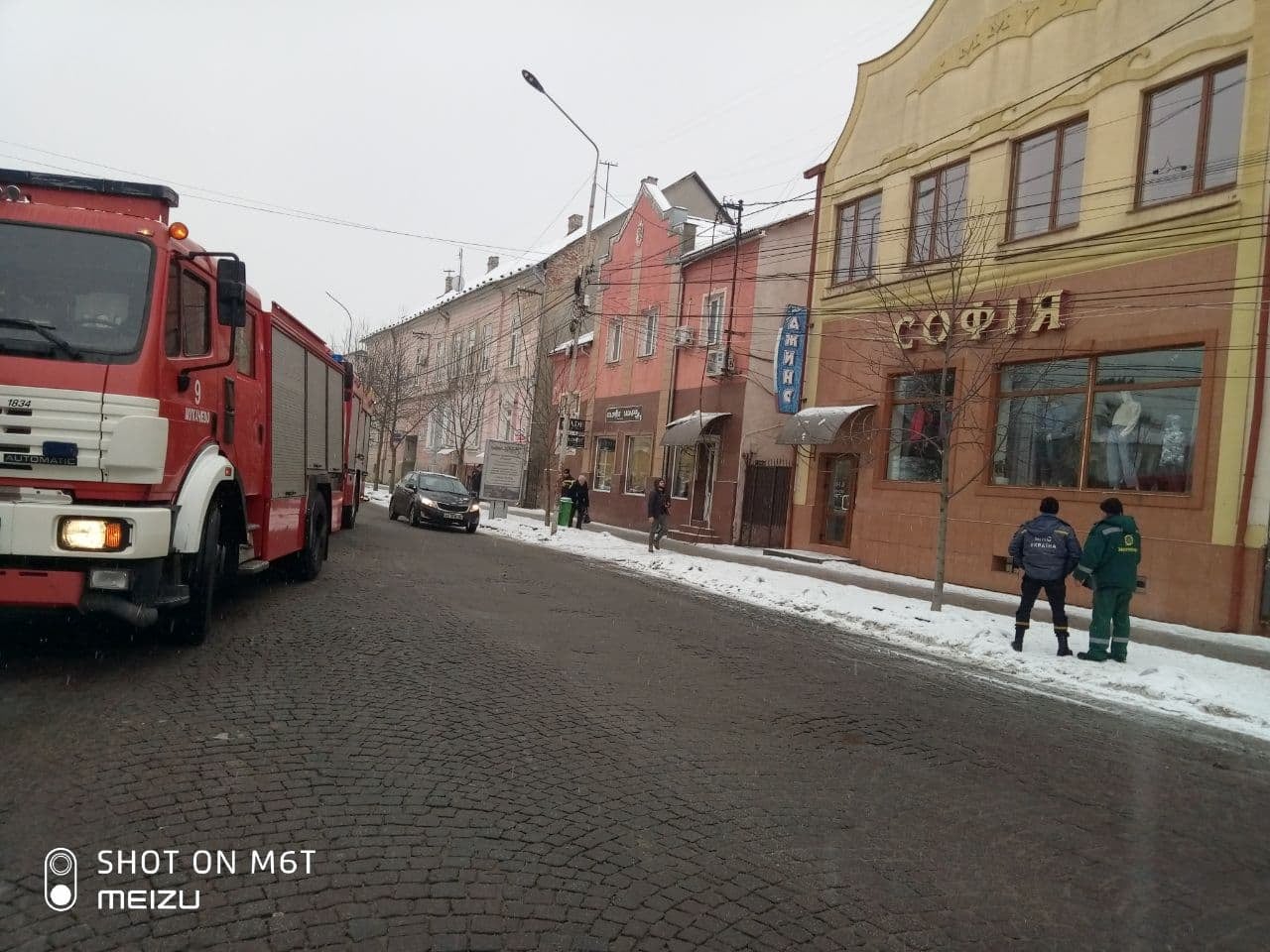 У центральній частині Мукачева поліція перекривала вулицю: що там сталось