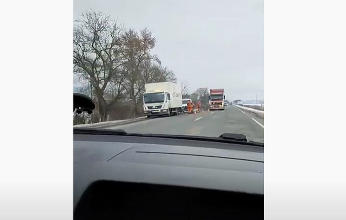 Поблизу Мукачева ремонтують дорогу. Рух частково ускладнено