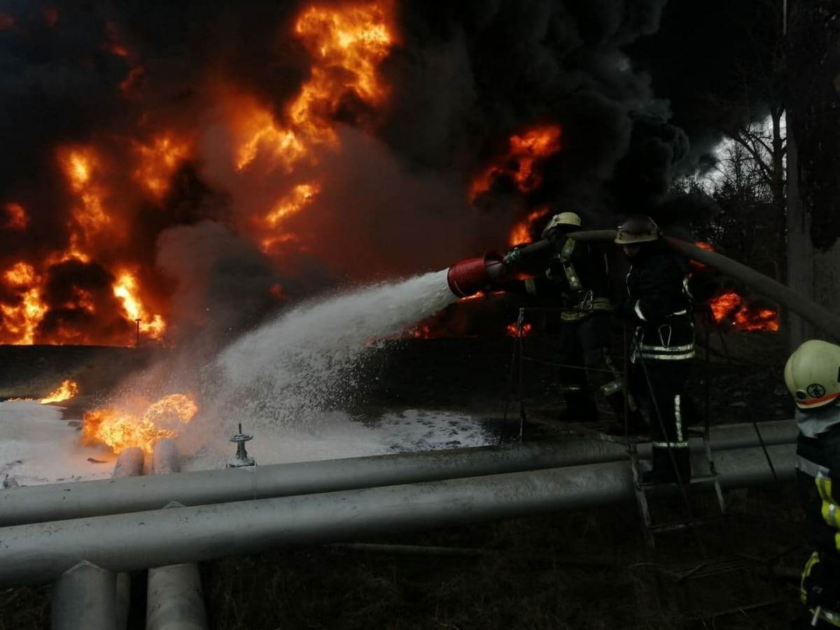 Миколаїв у вогні: окупанти обстріляли житловий сектор, виникли великі пожежі