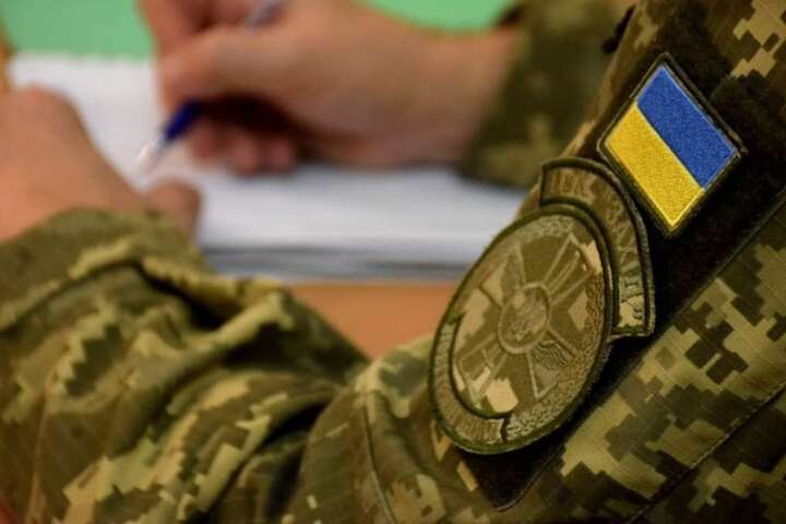На період дії воєнного стану строковикам виплачуватимуть додатково 30 000 гривень щомісячно На період дії воєнного стану строковикам виплачуватимуть додатково 30 000 гривень щомісячно