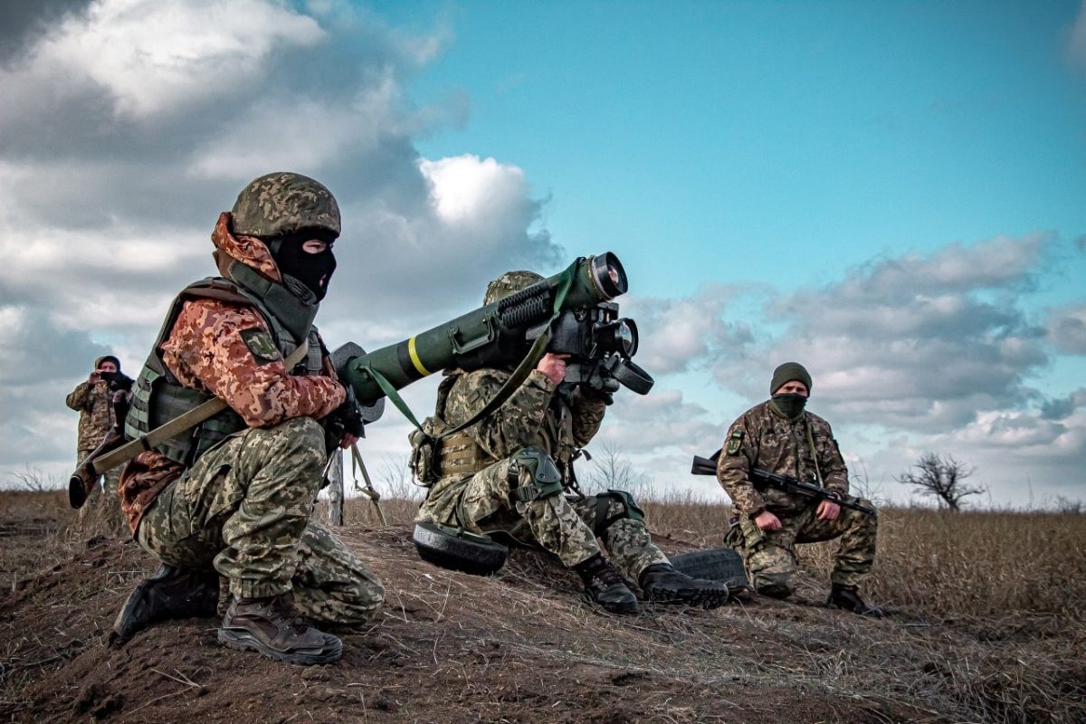 Єврокомісія хоче подвоїти військову допомогу Україні