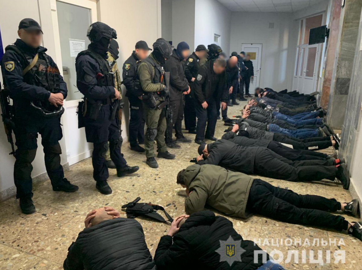 Що коїлось у Мукачівській міськраді: поліція опублікувала відео масового затримання