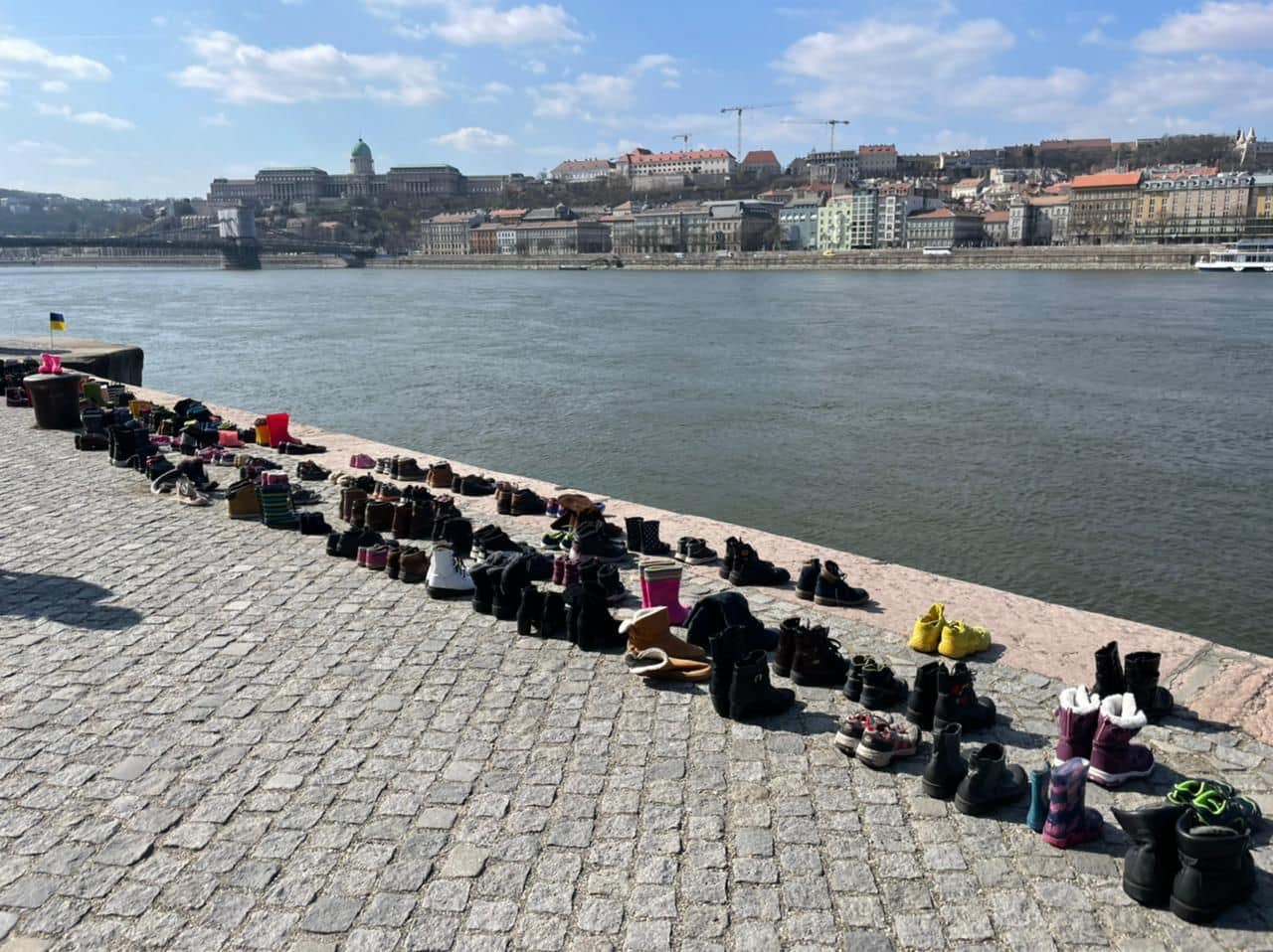 У Будапешті на березі Дунаю поставили 300 пар ношеного взуття у пам’ять про вбитих росією маріупольців