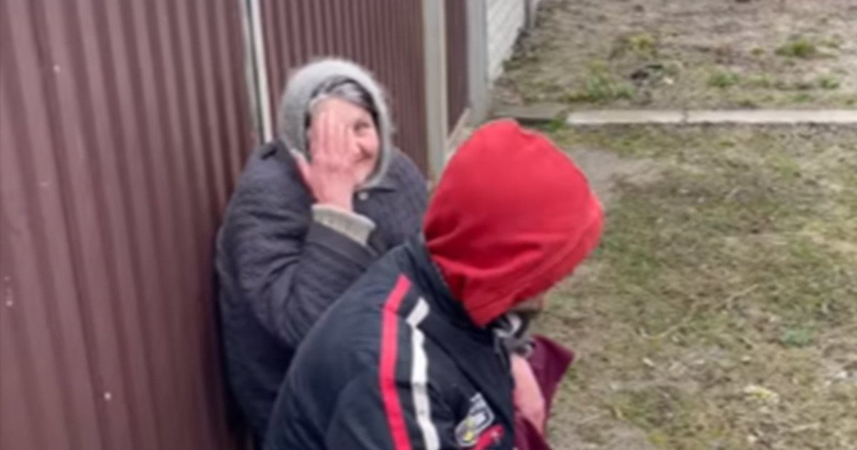 Фейсбук облетіло зворушливе відео, як бабуся зустрічає українських воїнів після визволення