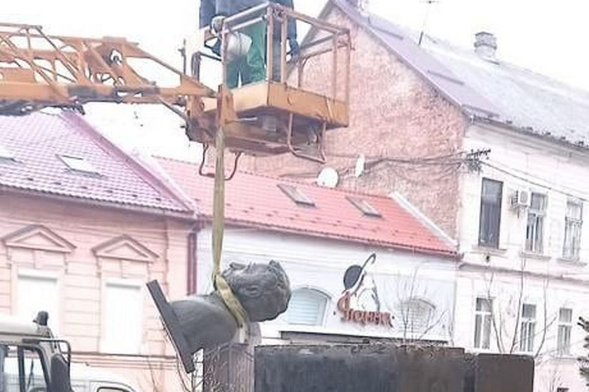 Погруддя Пушкіну біля ЗОШ №1 у Мукачеві демонтували