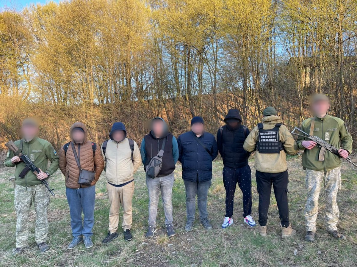 Прикордонники затримали дев’ятьох чоловіків Прикордонники затримали дев’ятьох чоловіків