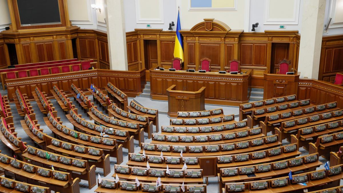 Голова Верховної ради повідомив, скільки народних депутатів виїхали з України і досі не повернулись