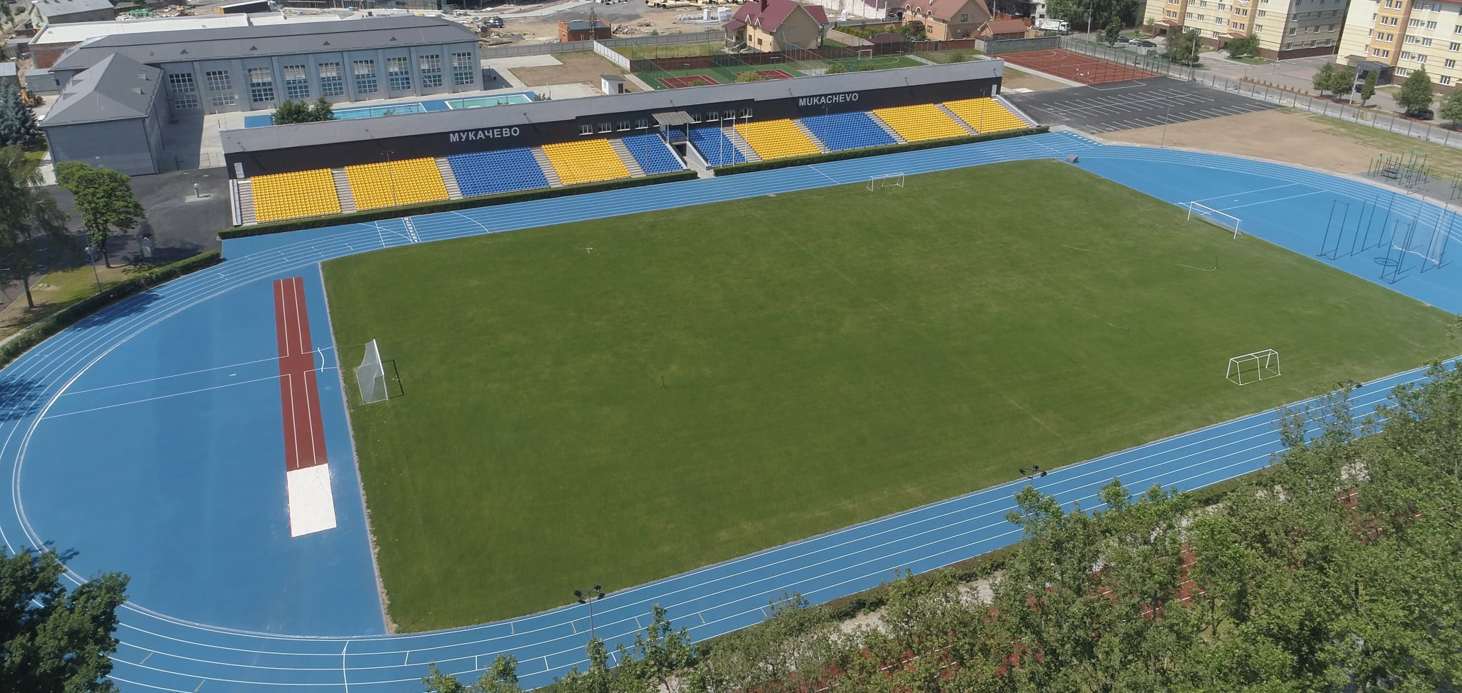У Мукачеві й надалі можна тренуватись безкоштовно на біговій доріжці стадіону ДЮСШ