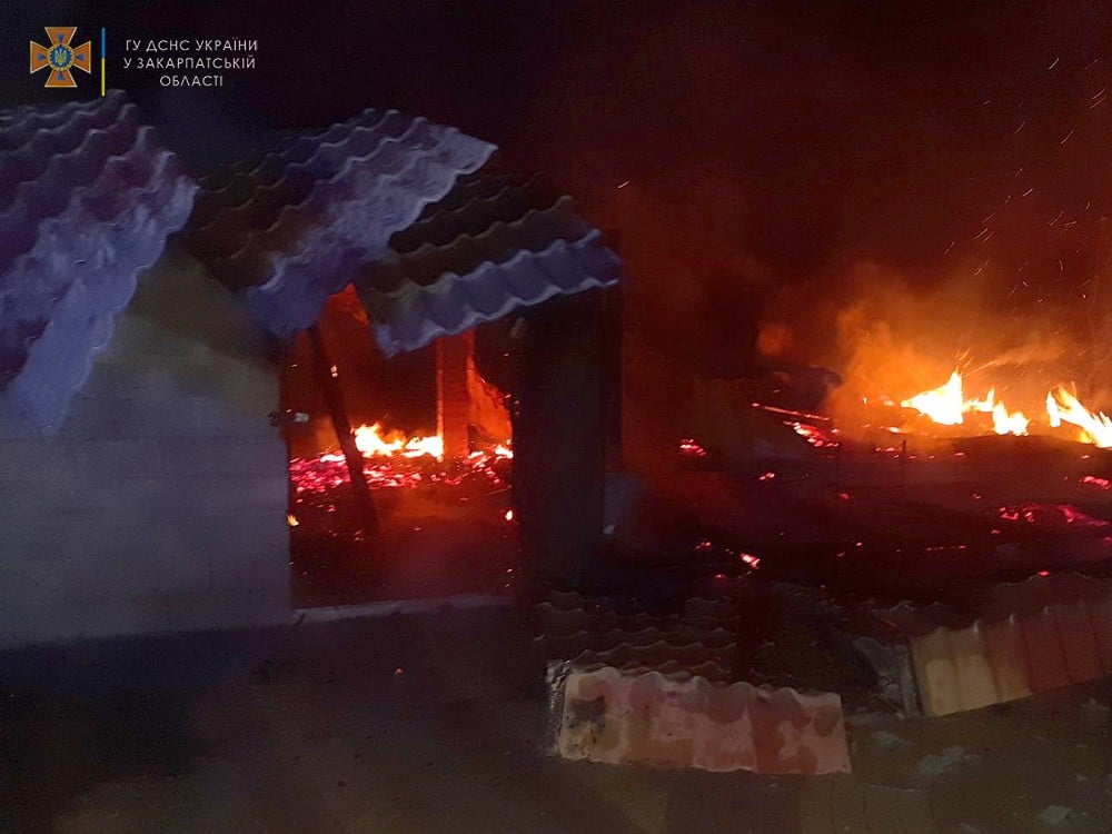 Вночі на Закарпатті горів комплекс господарських споруд Вночі на Закарпатті горів комплекс господарських споруд