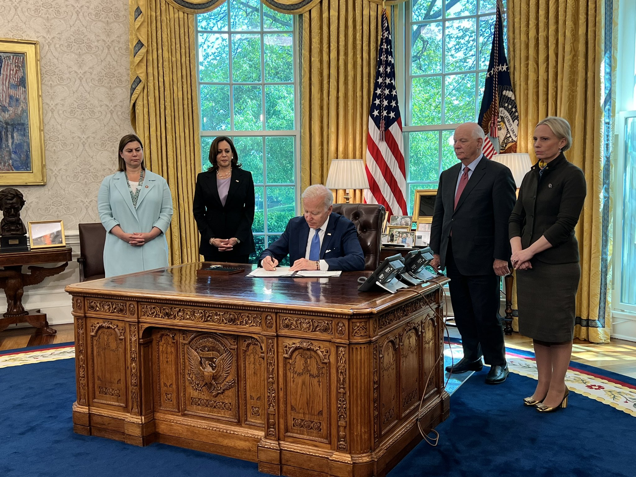 Історична подія: президент США підписав ленд-ліз для України Історична подія: президент США підписав ленд-ліз для України