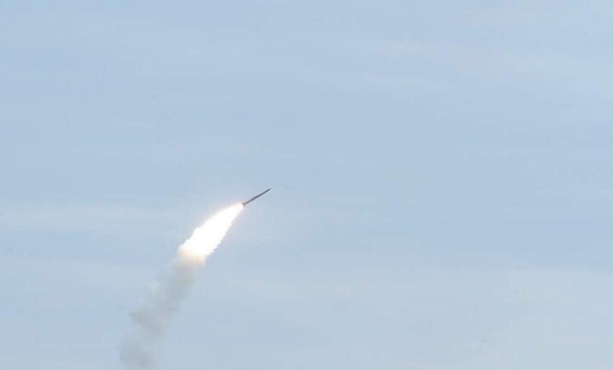 Над одним із українських міст вранці збили ракету
