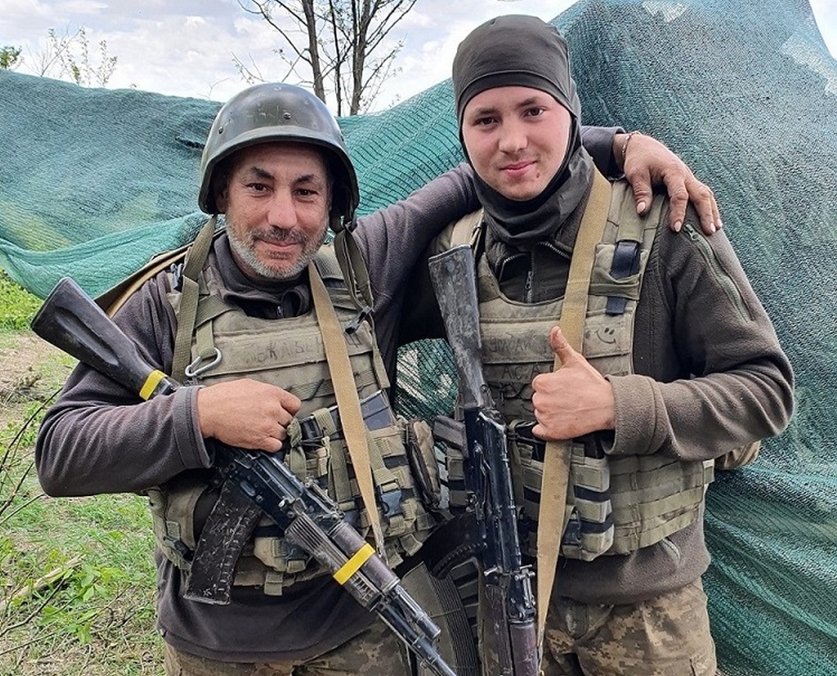"З батьком і ворога легше бити", – історія про батька і сина, які служать у 128-ій бригаді "З батьком і ворога легше бити", – історія про батька і сина, які служать у 128-ій бригаді