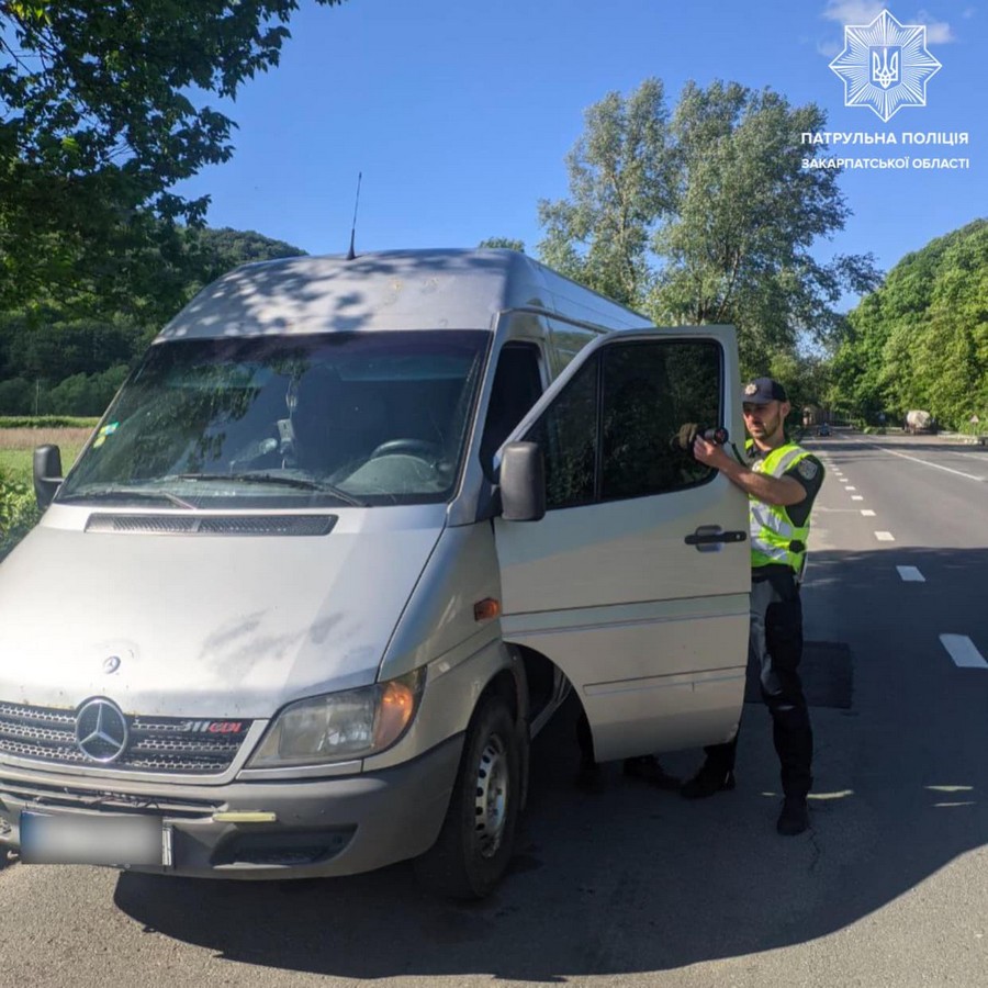 Закарпатські поліцейські посилено перевірятимуть водіїв, які здійснюють перевезення пасажирів та вантажів