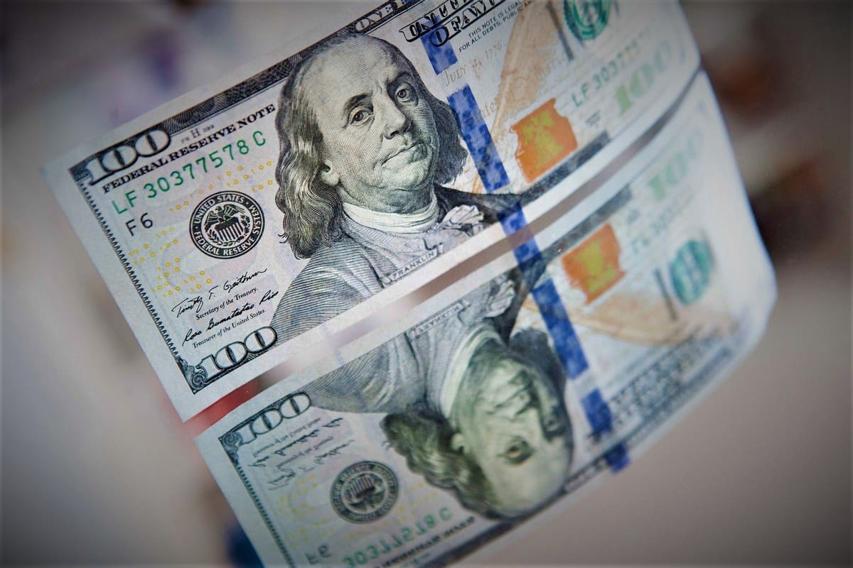 Чому так різко зростає курс долара: експерт назвав причини