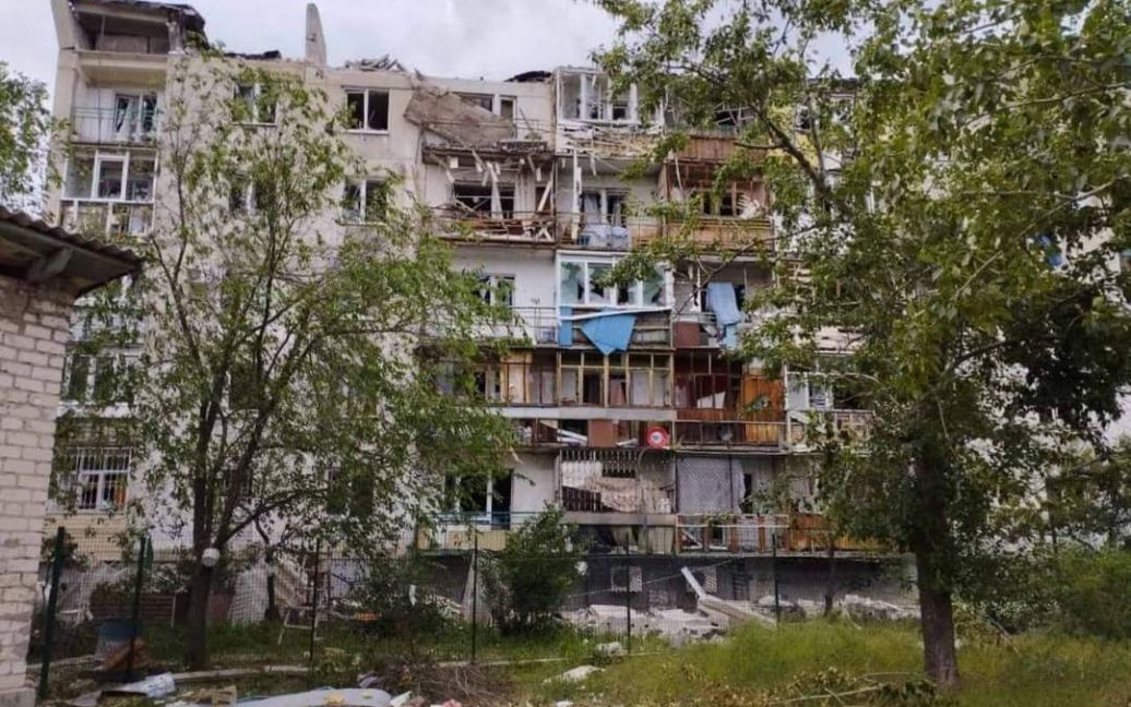 У Лисичанську російський снаряд влучив в багатоповерхівку: є постраждалі