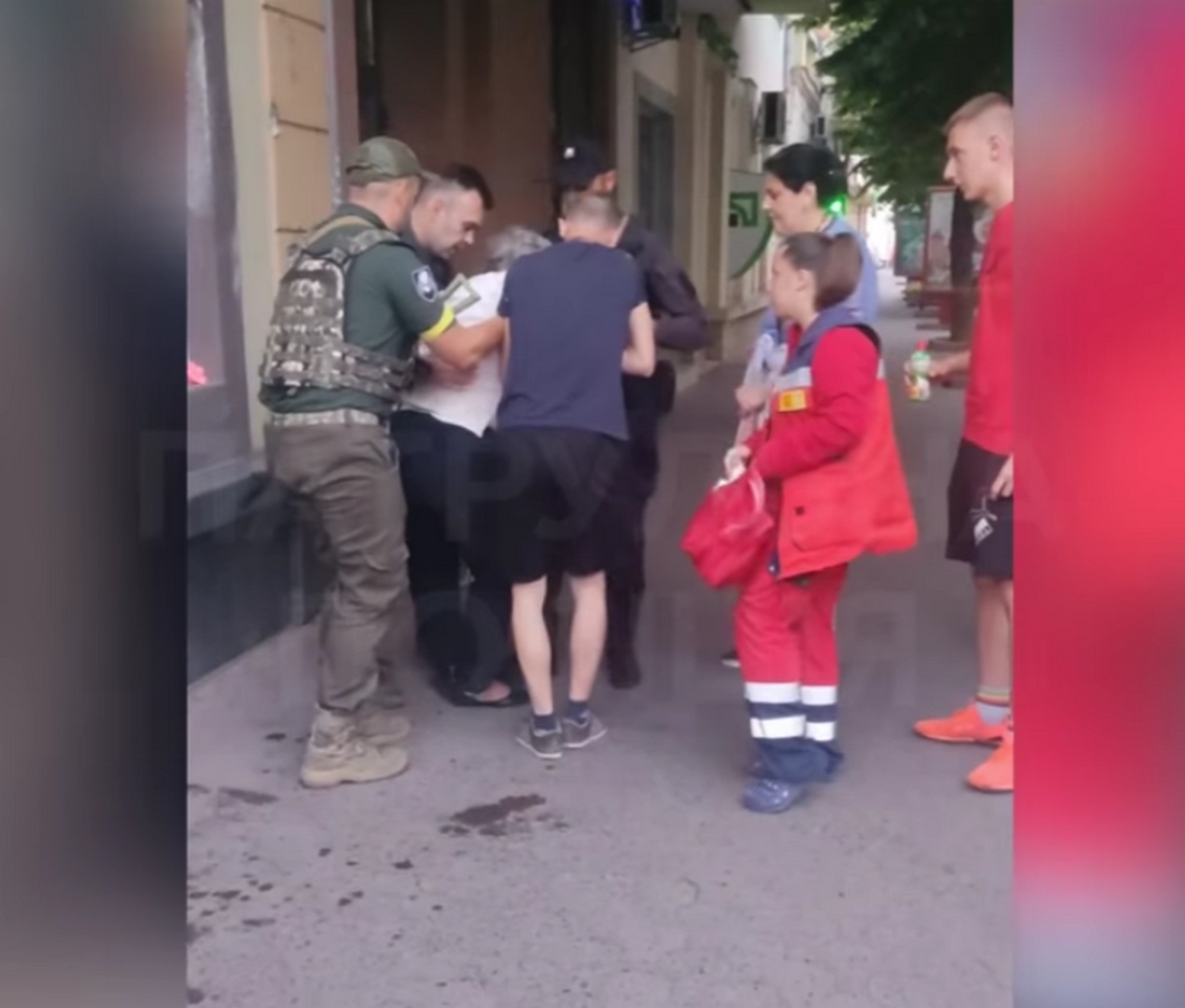 Прибули медики і патрульні: в центральній частині Мукачева знепритомніла жінка Прибули медики і патрульні: в центральній частині Мукачева знепритомніла жінка