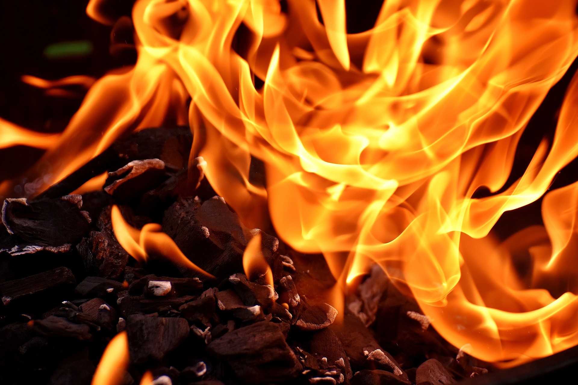 В Ужгороді горів магазин: вогонь понищив майно